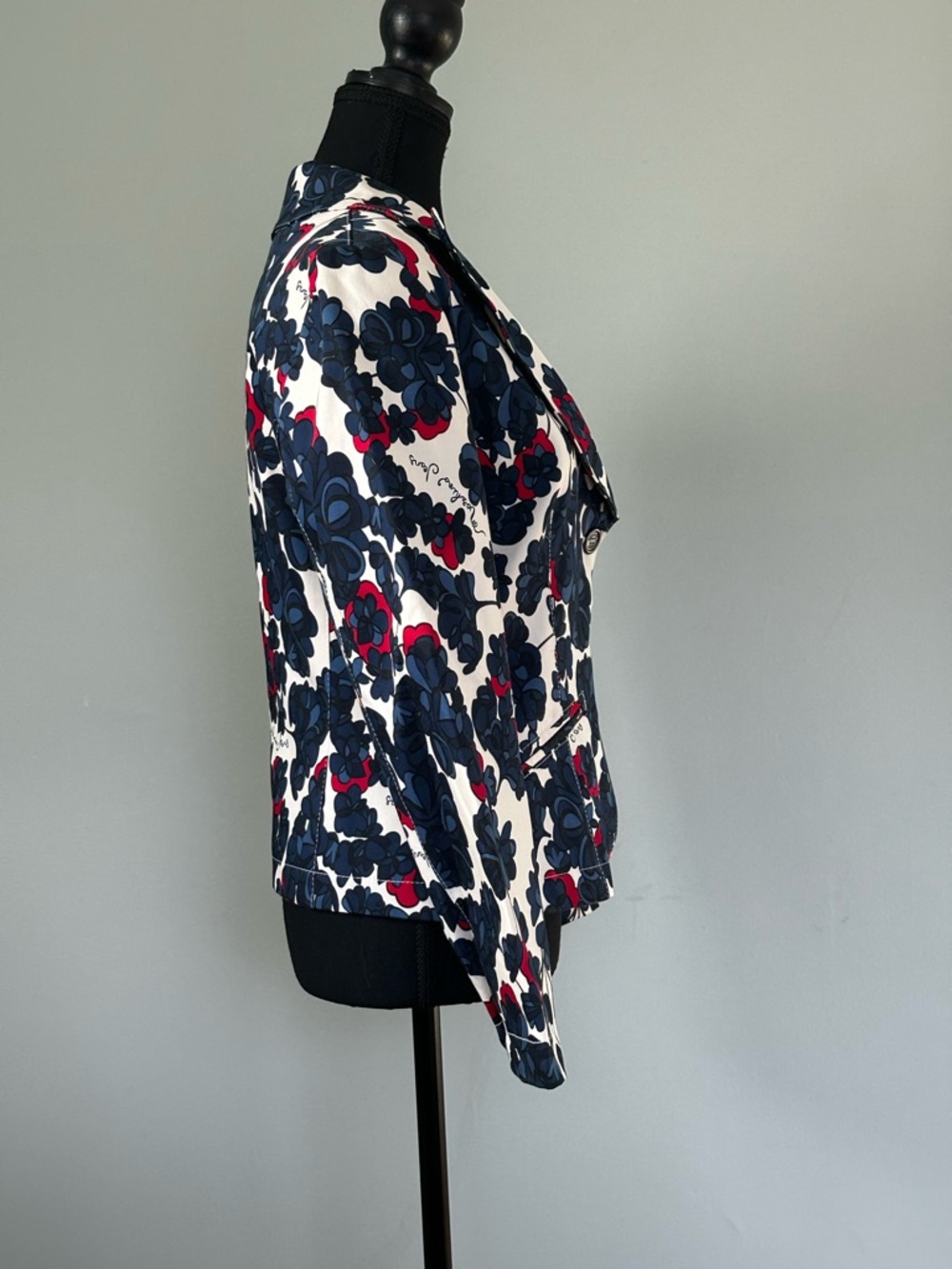 Chic Vintage Moschino Jeans White Cotton Blazer with Navy and Red Floral Print - Picture 8 of 16